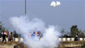 阻示威農民進首都新德里！印度警方出動無人機　「投下催淚彈」畫面曝。（圖／美聯社／達志影像）