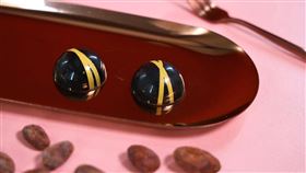 長榮酒店巧克力再奪國際賽金獎肯定長榮桂冠酒店（台中）首次參加英國巧克力學院（AOC）國際巧克力競賽，獲得1金4銀2銅1推薦的殊榮。主廚張志宏5日表示，歷經8個多月的研發，探索非常多台灣在地原料，以及數百次試吃與調整，才成就這次亮眼競賽成果。（業者提供）中央社記者余曉涵傳真  112年1月5日