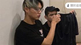 ▲柬埔寨媒體登出一張「晚安小雞」在警局裡的照片，旁邊的友人，有網友認出，是網紅「阿鬧」。（圖／翻攝自柬中時報臉書專頁）