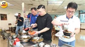 中正二分局的「南海牛肉麵」主打眷村媽媽味，由於有善心人士為員警加菜提供上好牛腱心肉，牛肉麵吃來更有溫度。（圖／CTWANT）