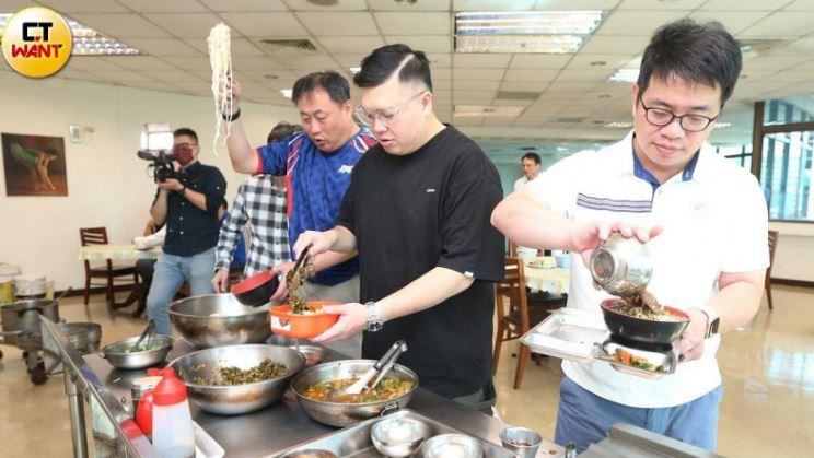 警所私房一餐60元　門外漢淬鍊南海牛肉麵