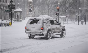 汽車在暴雪中行駛。（示意圖／翻攝自pixabay）
https://pixabay.com/photos/snowzilla-january-2016-snow-storm-1192790/