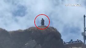 A警喊阻爬坡1200