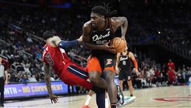 ▲因傷只隨隊未出賽的史都華（右），居然在賽前在球員通道向太陽尤班克斯揮拳。（資料圖／美聯社／達志影像）