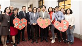 總統蔡英文今（15)日偕同副總統賴清德巡訪總統府各單位向同仁拜年。（圖／總統府提供)