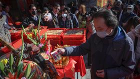 大年初五  松山霞海城隍廟迎財神（1）農曆大年初五，松山霞海城隍廟14日上午發送發財金錢母給信徒，許多民眾領完發財金後摸財神鬚過爐，祈求龍年好運發大財。中央社記者趙世勳攝  113年2月14日