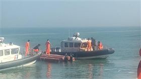 中國大陸籍漁船越界捕魚遭海巡署追捕驅離，過程中翻船，4人落海2人身亡。（圖／翻攝畫面）