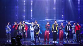 5566攜手新生代男團登台  唱跳經典組曲中華文化總會除夕特別節目「2024 WE ARE我們的除夕夜」邀請男團5566，加上新生代偶像男團FEniX、AcQUA源少年共13人，在節目中演出橫跨35年的男團經典歌曲。（文總提供）中央社記者王寶兒傳真  113年2月8日