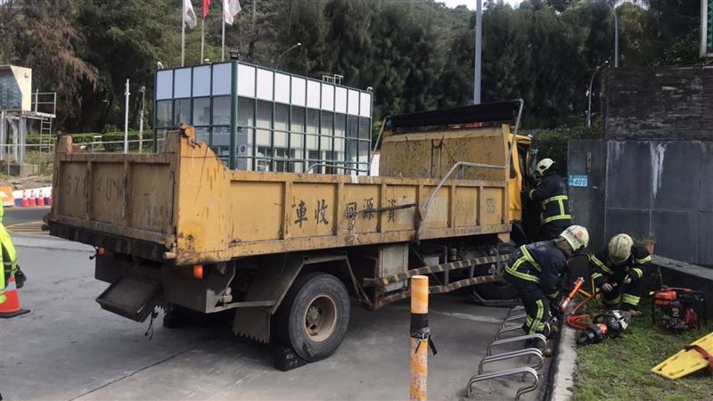 資收車失控撞八里焚化廠　清潔員夾困車內