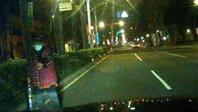 婦人因迷途走錯方向，想要直接從分隔島跨越到對向。（圖／讀者提供）