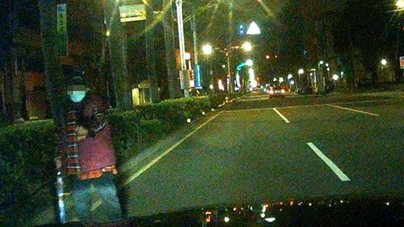 失智婦深夜逆向還想跨分隔島　暖警吐16字