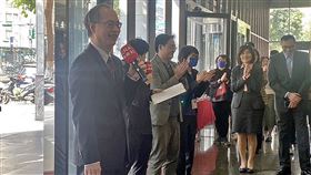 陳明仁出席勞動部新春團拜活動勞動部次長陳明仁（前左）15日出席新春團拜活動，會後受訪針對旅宿業盼開放移工議題做出回應，並表示旅宿業缺工是事實，但仍有許多解決缺工方法可並進，包含職務再設計、聘用中高齡勞工及二度就業婦女等。中央社記者吳欣紜攝  113年2月15日