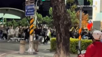 百米衝刺趕收假！民眾目擊役男壓秒衝營區