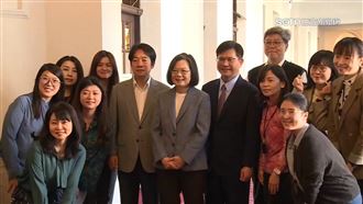 英賴春聯簽名留念！蔡總統笑：別拿去拍賣