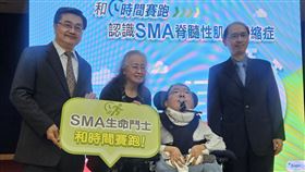 SMA律師陳俊翰籲罕病應享平等醫療權益針對台灣脊髓性肌肉萎縮症（SMA）採有條件給付，肌萎縮症病友協會法律顧問律師陳俊翰（右2）30日在記者會表示，從滿心希望藥物給付，到「有藥可用，但不包括我」的沮喪，對病友而言相當煎熬且殘忍，呼籲政府正視罕病個案，讓其享有平等的醫療權益。中央社記者陳婕翎攝  113年1月30日