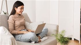 中嘉寬頻開學季應援學子。1G飆網限時71折起，再送Wi-Fi全戶通、家樂福禮券...等三大好康。（圖／品牌業者提供）