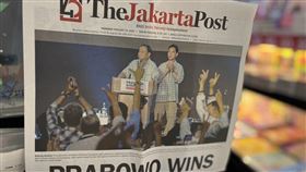 印尼雅加達郵報頭版報導普拉伯沃勝利「雅加達郵報」（Jakarta Post）15日以「普拉伯沃勝利」為標題，報導普拉伯沃與吉伯朗在快速計票結果中，獲得近60%的得票率，大幅領先其他候選人，幾乎確定在首輪投票中獲勝，直接當選下任正副總統。中央社記者李宗憲雅加達攝  113年2月15日