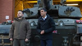 慕尼黑安全會議 英相擬籲北約提供烏克蘭安全保障英國首相蘇納克（右）18日擬在慕尼黑安全會議呼籲北約提供烏克蘭安全保障。圖為烏克蘭總統澤倫斯基（左）8日閃電訪英時，蘇納克陪同視察在英國境內受訓的烏克蘭武裝部隊，包括未來將操作主戰坦克「挑戰者2型」的人員。（英國首相府提供）中央社記者陳韻聿倫敦傳真  112年2月18日