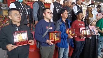 赴港口宮拜拜　幸運兒擲10聖筊贏80萬轎車