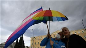 希臘成為首個同性婚姻和法化的東正教國家。圖為希臘同婚支持者15日參加挺同婚活動畫面。（圖／美聯社／達志影像）