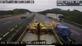 國道3號北向138.9K、苗栗西湖段，撞擊瞬間曝！水電行小貨車追撞緩撞車，駕駛重傷不治，車頭全毀(圖／翻攝畫面)