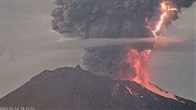 日本櫻島火山「爆炸式噴發」畫面曝，噴煙達5000公尺，岩漿噴出，火山閃電(圖／翻攝自財宝公式チャンネル　YT)
