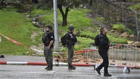 以色列軍方在以色列北部Safed地區，檢查被黎巴嫩射彈襲擊的地點。（圖／美聯社／達志影像）