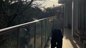 田馥甄和爸爸一起在陽台拍照。（圖／翻攝自田馥甄IG）