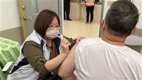 秋冬為呼吸道傳染病好發季節，呼籲民眾盡快施打疫苗，民眾亦需落實個人防疫措施、有症狀自主佩戴口罩、不要上班上課，保護自己及家人朋友。（圖／新北市衛生局提供）