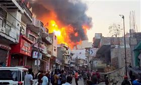 印度德里轄區北部市集的一座倉庫發生火災。（圖／翻攝自@timesofindia X平台）