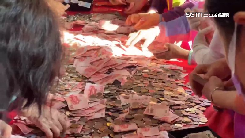 香油錢開箱！鈔票滿溢　宮廟人員快手點鈔