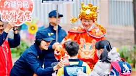 新湖國小校長扮財神迎春慶開學　內湖波麗士熊熊現身同宣導（圖／翻攝照片）