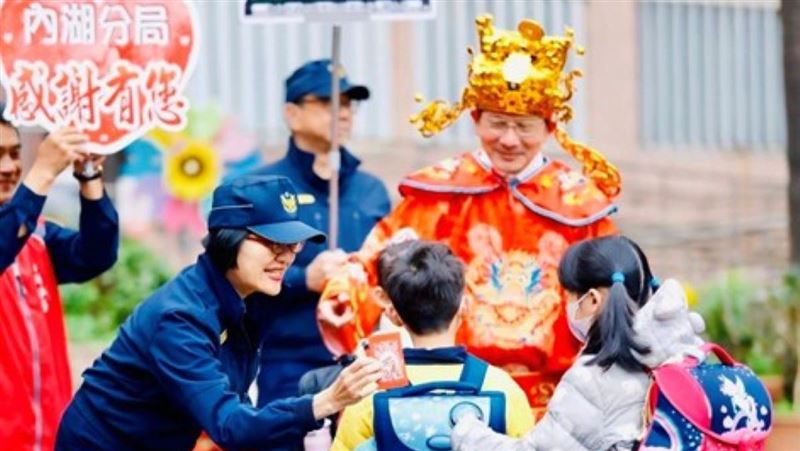 校長扮財神慶開學　內湖警熊熊現身同宣導