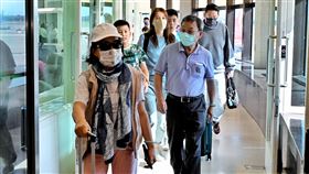 富國島遭丟包旅行團返台  部分旅客未受影響台灣旅客春節到越南富國島旅遊遭丟包，繼首批旅客在13日下午返台後，第2批旅客也在14日下午陸續抵達桃園國際機場，有女性旅客表示，他們參加的是5天4夜新台幣8萬多元的高級旅團，不過並沒被丟包、導遊也令人很放心，玩得很開心。中央社記者吳睿騏桃園機場攝  113年2月13日