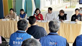 北港糖廠鐵道地景完工  張麗善盼帶動地方經濟雲林縣北港糖廠鐵道地景文化空間營造計畫近日完工，雲林縣長張麗善（後左3）16日率一級主管視察，並邀前台北縣長周錫瑋（後右3）分享經驗，盼帶動地方經濟，創造觀光人潮。中央社記者姜宜菁攝  113年2月16日