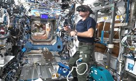安德里亞斯·莫根森（Andreas Mogensen）在國際太空站上使用VIVE Focus 3。（圖／ESA和NASA／宏達電提供）