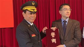 遭爆親密照、有小三  基隆消防局長否認基隆市消防局長向永財（左）遭爆料有「小三」，多張與女子的親密照片外流。向永財16日表示，他和這名女子只是普通（關係），並非爆料信件所稱「小三」。右為基隆市長謝國樑。（讀者提供）中央社記者王朝鈺傳真  113年2月16日