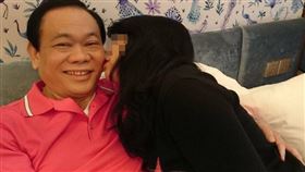 基隆市消防局長向永財遭爆婚外情，匿名爆料者提供多張向永財與一名女子的親密照片。（圖／讀者提供）