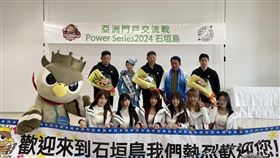 樂天桃猿赴石垣島打交流賽 受到熱烈歡迎中華職棒樂天桃猿隊第7度赴日本石垣島打交流賽，2024年由二軍總教練曾豪駒（後右3）領軍，16日抵達當地受到熱烈歡迎，石垣市長中山義隆（後右2）也希望台灣與石垣市交流更深厚。中央社記者謝靜雯攝 113年2月16日