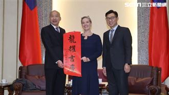 韓國瑜送孫曉雅「龍耀吉慶」春聯　她看無