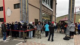 2024白沙屯媽祖進香報名起跑（1）2024年白沙屯拱天宮媽祖往雲林北港朝天宮進香預計3月18日啟程，廟方16日起受理信眾現場報名，排隊人潮一度自拱天宮香客大樓綿延數百公尺。（民眾提供）中央社記者管瑞平傳真  113年2月16日