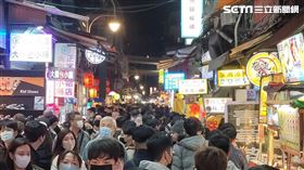 士林大南路美食街寸步難行。（圖／記者游定剛拍攝）