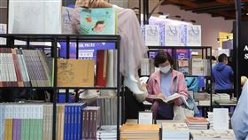 民眾參觀台北國際書展（2）2023台北國際書展5日最後一天展出，吸引許多民眾前往參觀，在各展區翻閱、選購書籍。中央社記者謝佳璋攝  112年2月5日