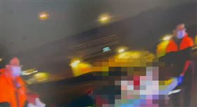 女子開車進大佳河濱公園，持瓦斯槍自轟，打119稱中槍，大批警力趕往救援(圖／翻攝畫面)