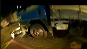 囂張偷車賊衝撞警車拖行逃逸，勇警借車狂追，連開4槍壓制，2小時迅速破案(圖／翻攝畫面)