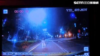 鐵頭男滑手機遭撞　小黃玻璃碎裂他沒事