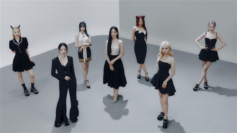 周興哲演出中斷！唱到一半音響突故障「真實反應」台下歌迷跪了