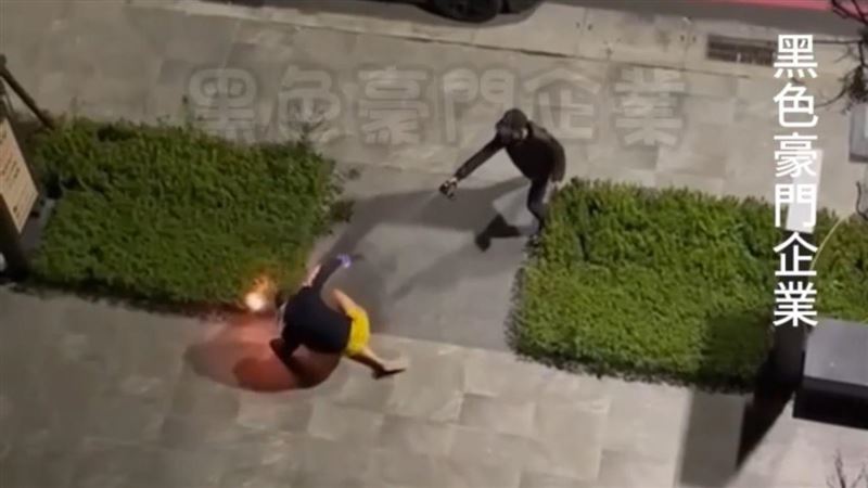 新／警轟12槍！嫌犯電擊棒擄人著火畫面曝