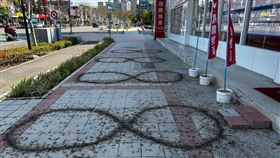 開工鞭炮炸出8888，人行道，網罵沒公德心　飛鷹地產緊急道歉，刷地清洗(圖／翻攝自我是頭份人社團)