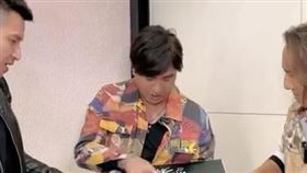 動力火車為了宣傳走上忠孝東路街訪。（圖／華研國際提供）